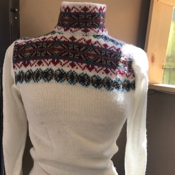 Boho Vintage Aztec print sweater with neck buttons - Picture 7 of 8